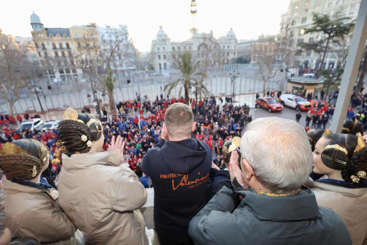 Vista de una multitud en una celebración en Valencia desde un balcón