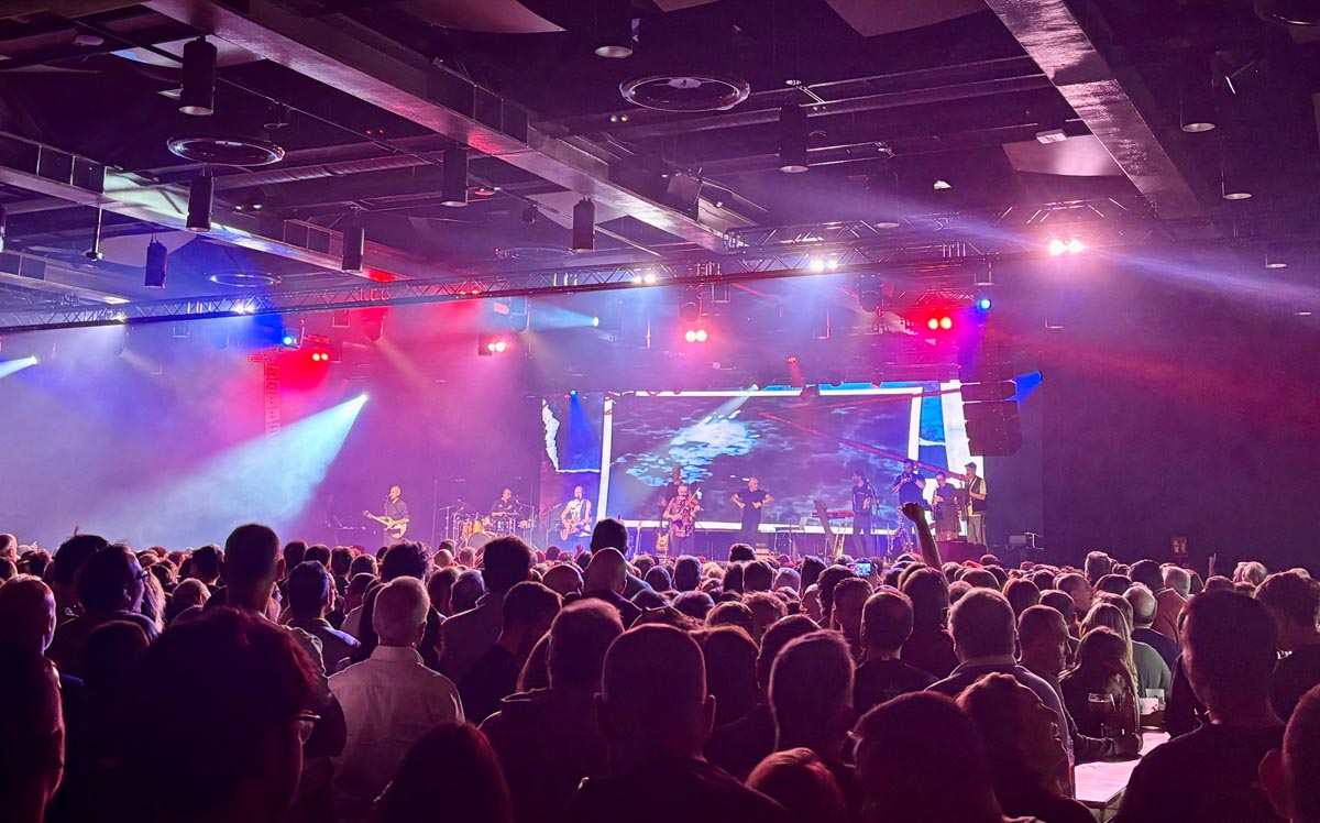 Concierto de Celtas Cortos en el Roig Arena con público entusiasta