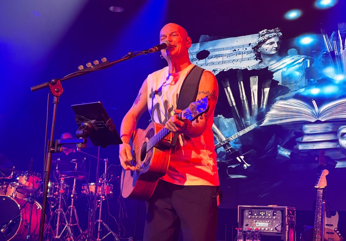 Celtas Cortos actuando en el Roig Arena durante su gira de 40 años.