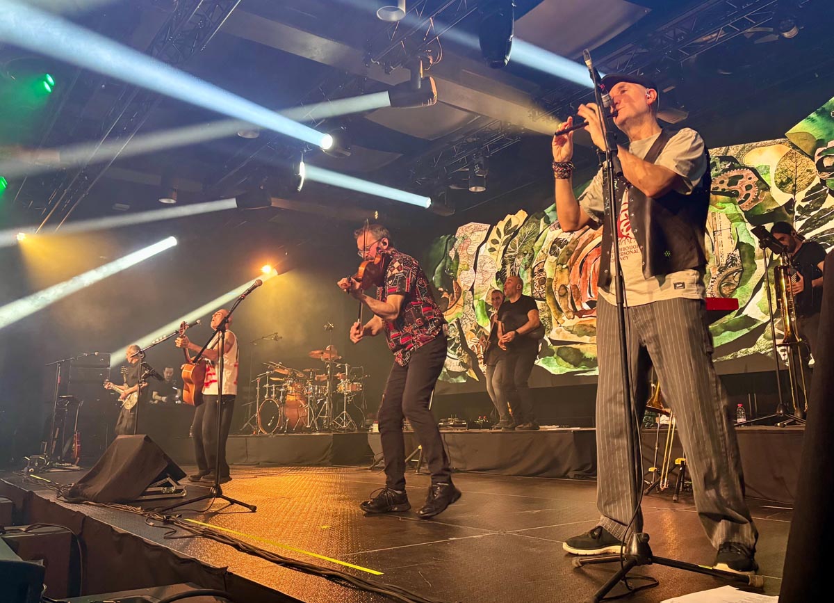 Celtas Cortos en concierto en el Roig Arena con luces y energía