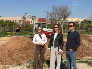 Inauguración del cementerio municipal de animales en Paterna con maquinaria en el fondo.