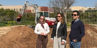 Inauguración del cementerio municipal de animales en Paterna con maquinaria en el fondo.
