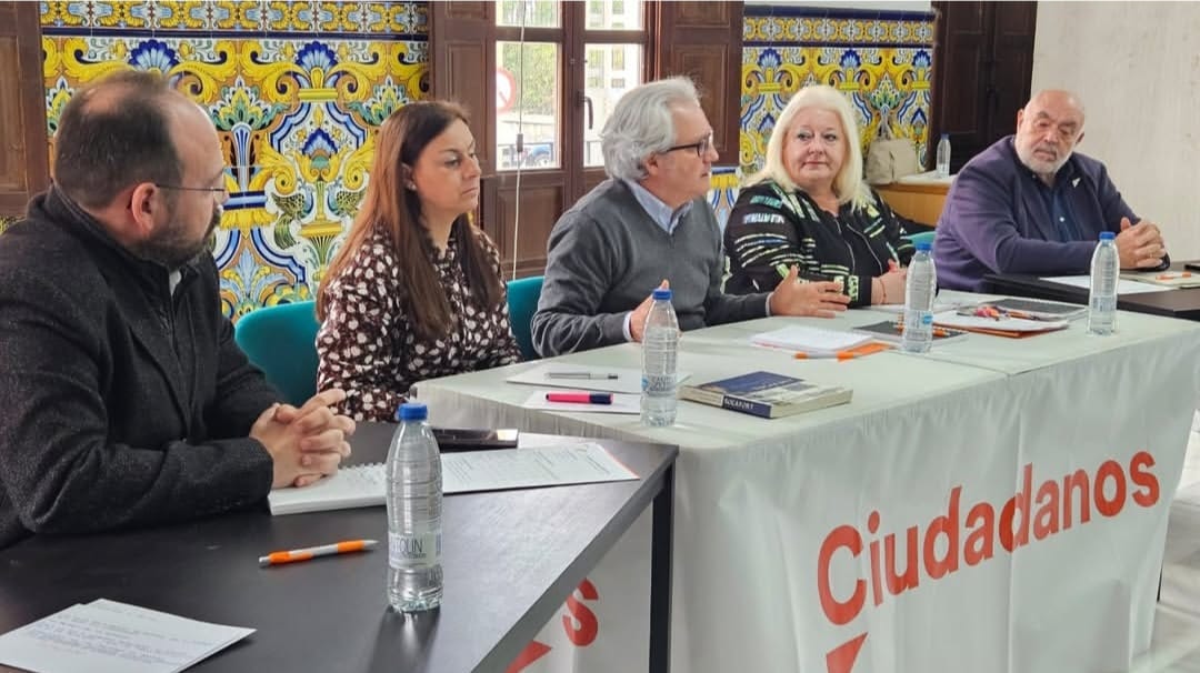 Reunión de afiliados de Ciudadanos en Rocafort discutiendo estrategias políticas