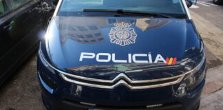 Coche de policía Citroën con el logo de la policía española