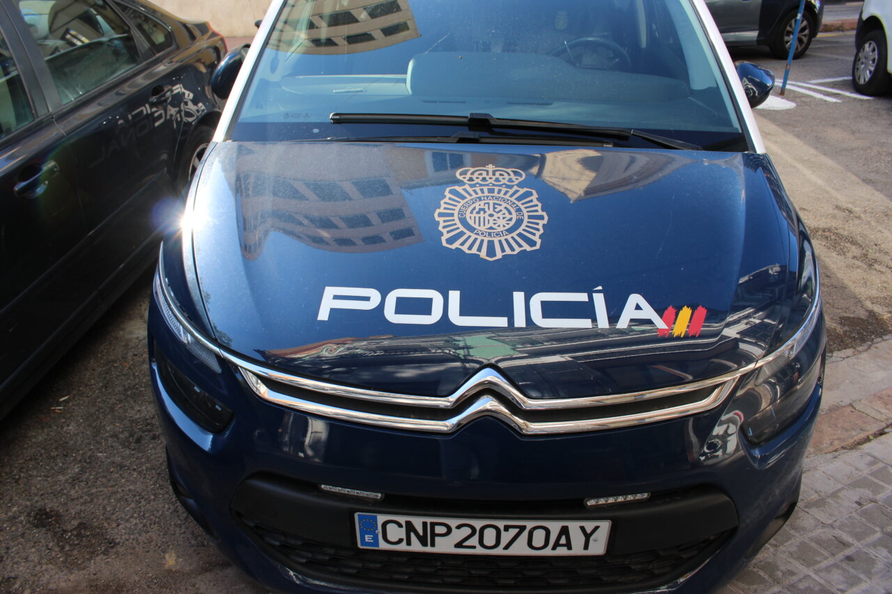 Coche de policía Citroën con el logo de la policía española