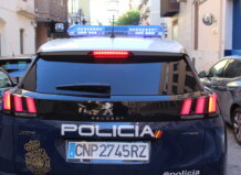 Empresario detenido en València por explotación laboral y suplantación de identidad de trabajadores extranjeros Vista trasera de un coche de policía nacional en la calle