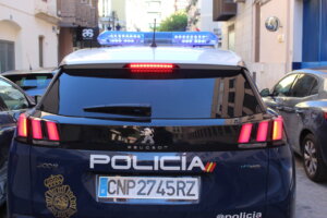 Vista trasera de un coche de policía nacional en la calle