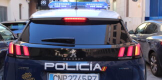 Vista trasera de un coche de policía nacional en la calle