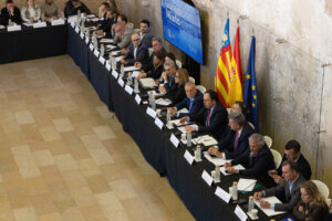 Reunión de la comisión mixta para la recuperación en Valencia con varios participantes
