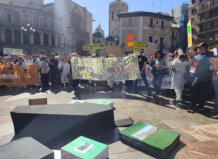 Vecinos se concentran en València para exigir la suspensión de las macroplantas de biometano Protesta en la Plaza de la Virgen contra macroplantas de biometano