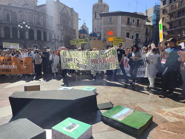 Protesta en la Plaza de la Virgen contra macroplantas de biometano