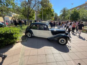 Vehículo clásico en la concentración de Moncada con asistentes alrededor.