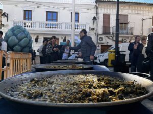 Concurso de paella de fetge de bou en Meliana con participantes y platos.