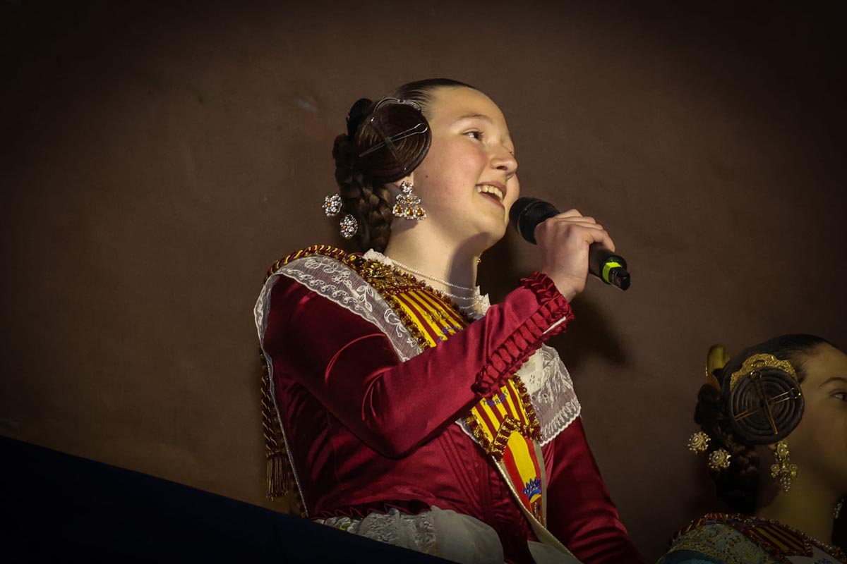 Niña fallera hablando en el acto de la Crida de Torrent