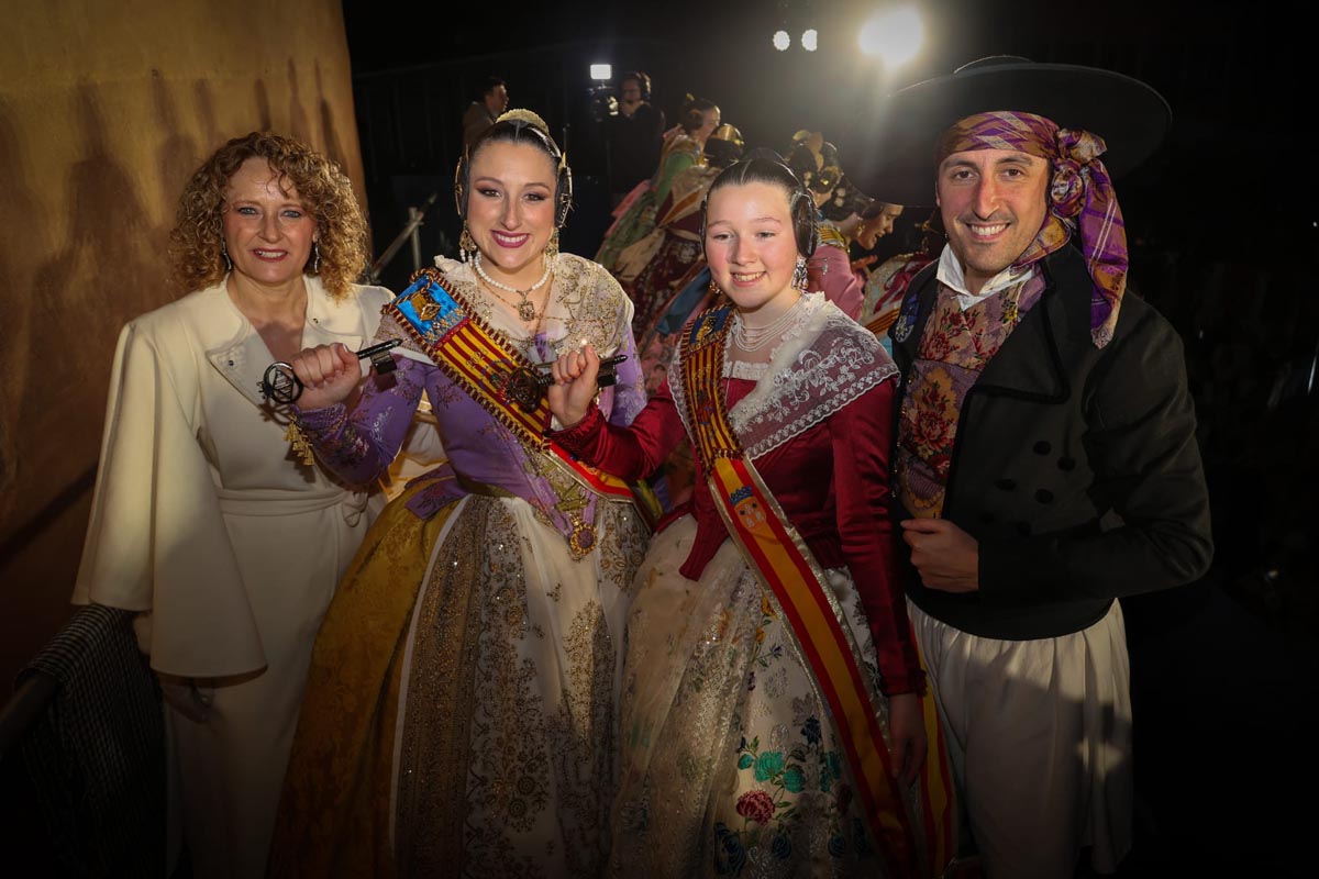 Grupo de personas vestidas con trajes tradicionales en la Crida de Torrent 2026