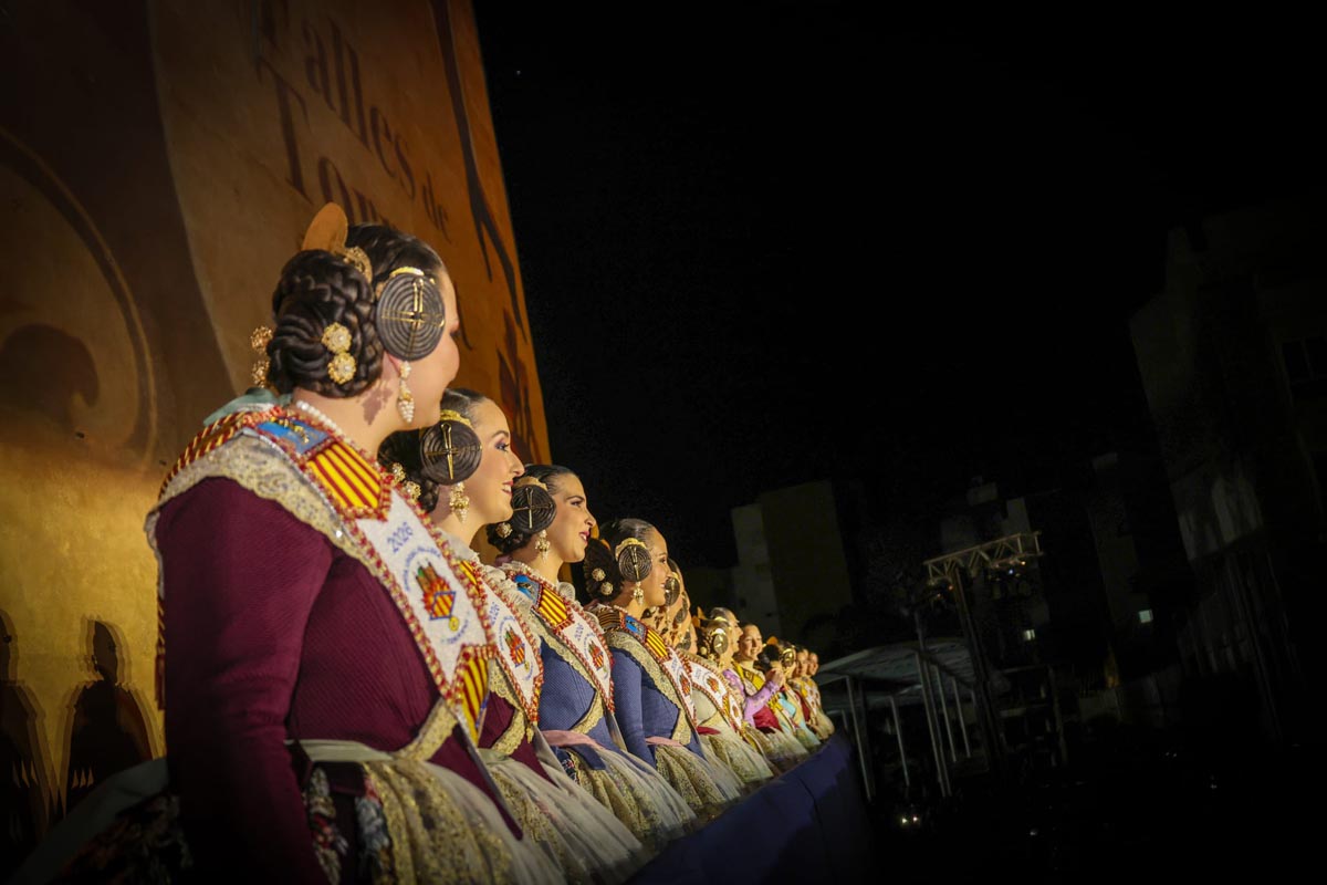 Falleras Mayores de Torrent en la Crida 2026 durante la celebración del 50 aniversario.