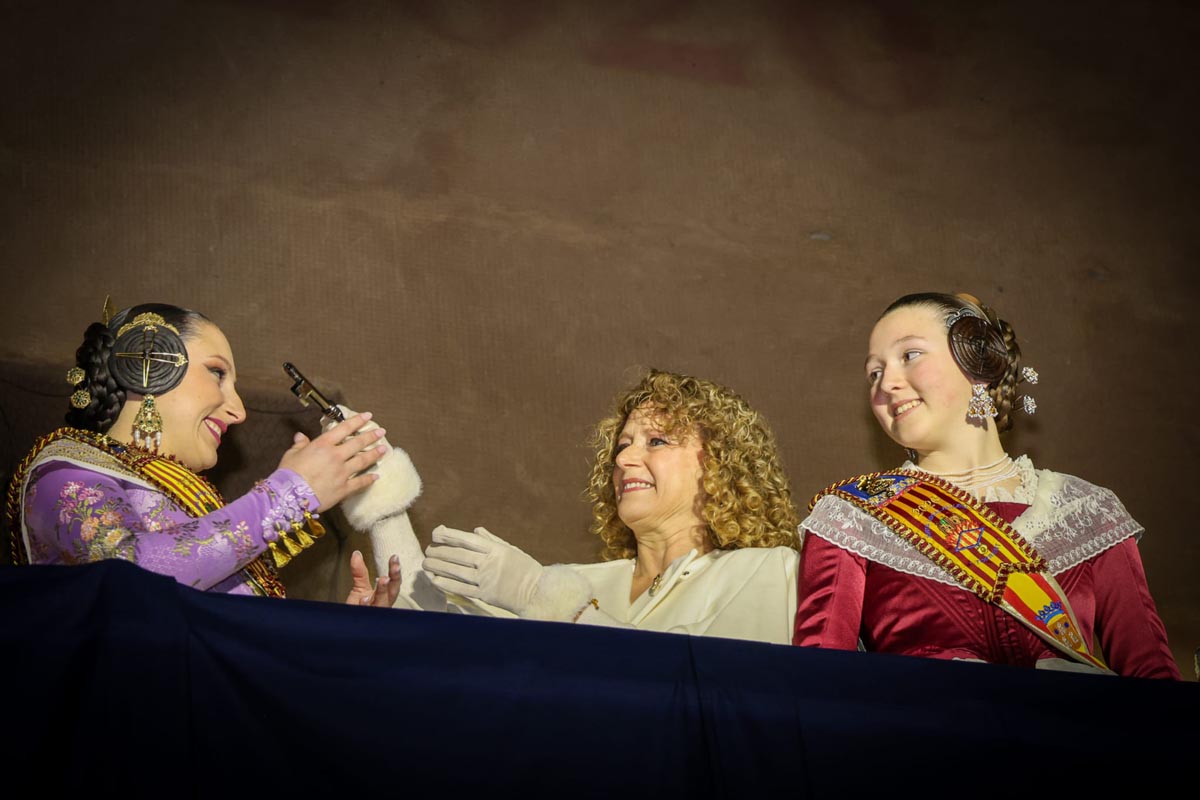 Tres mujeres en trajes tradicionales durante la Crida de Torrent 2026.