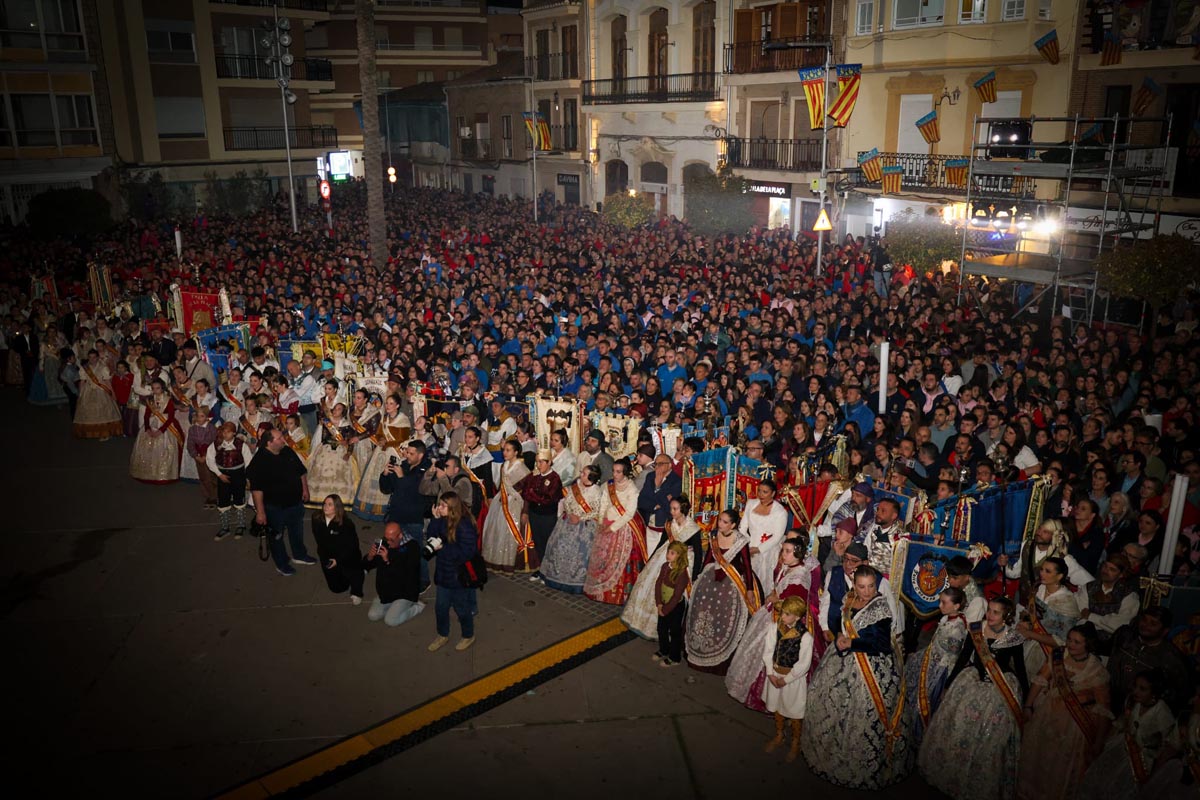 Multitud de falleros y falleras en la Crida de Torrent 2026