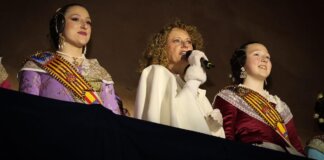 Tres mujeres en trajes tradicionales durante la Crida de Torrent 2026