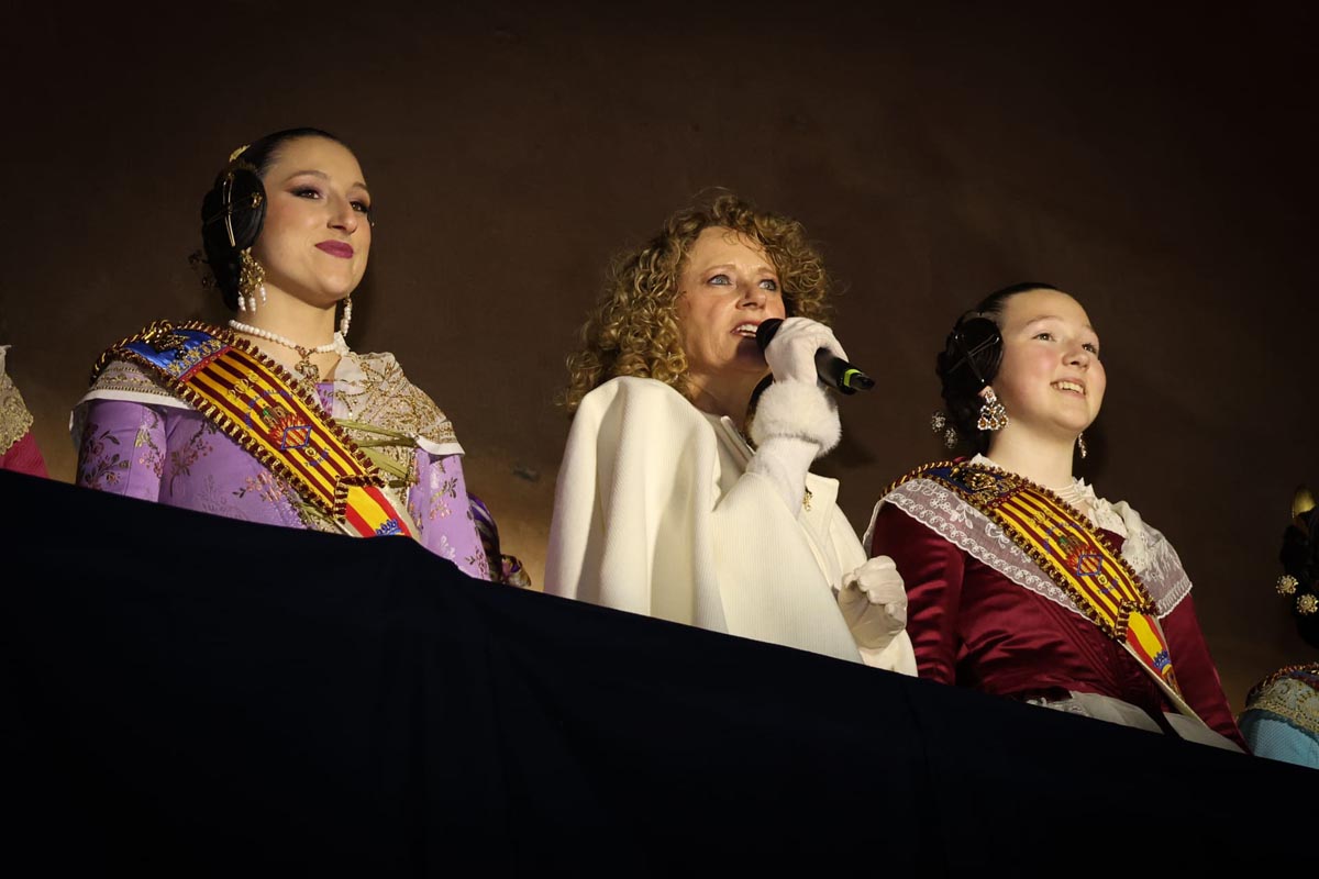 Tres mujeres en trajes tradicionales durante la Crida de Torrent 2026