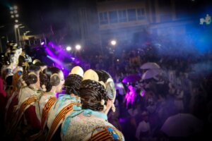 Falleras Mayores de Torrent en la Crida 2026 con público y luces de fondo