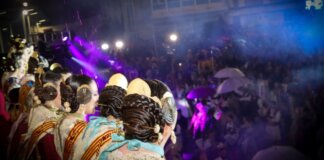 Falleras Mayores de Torrent en la Crida 2026 con público y luces de fondo