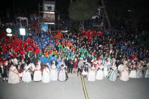 Multitud de personas en la Crida de Fallas en Manises