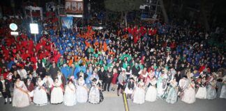 Multitud de personas en la Crida de Fallas en Manises