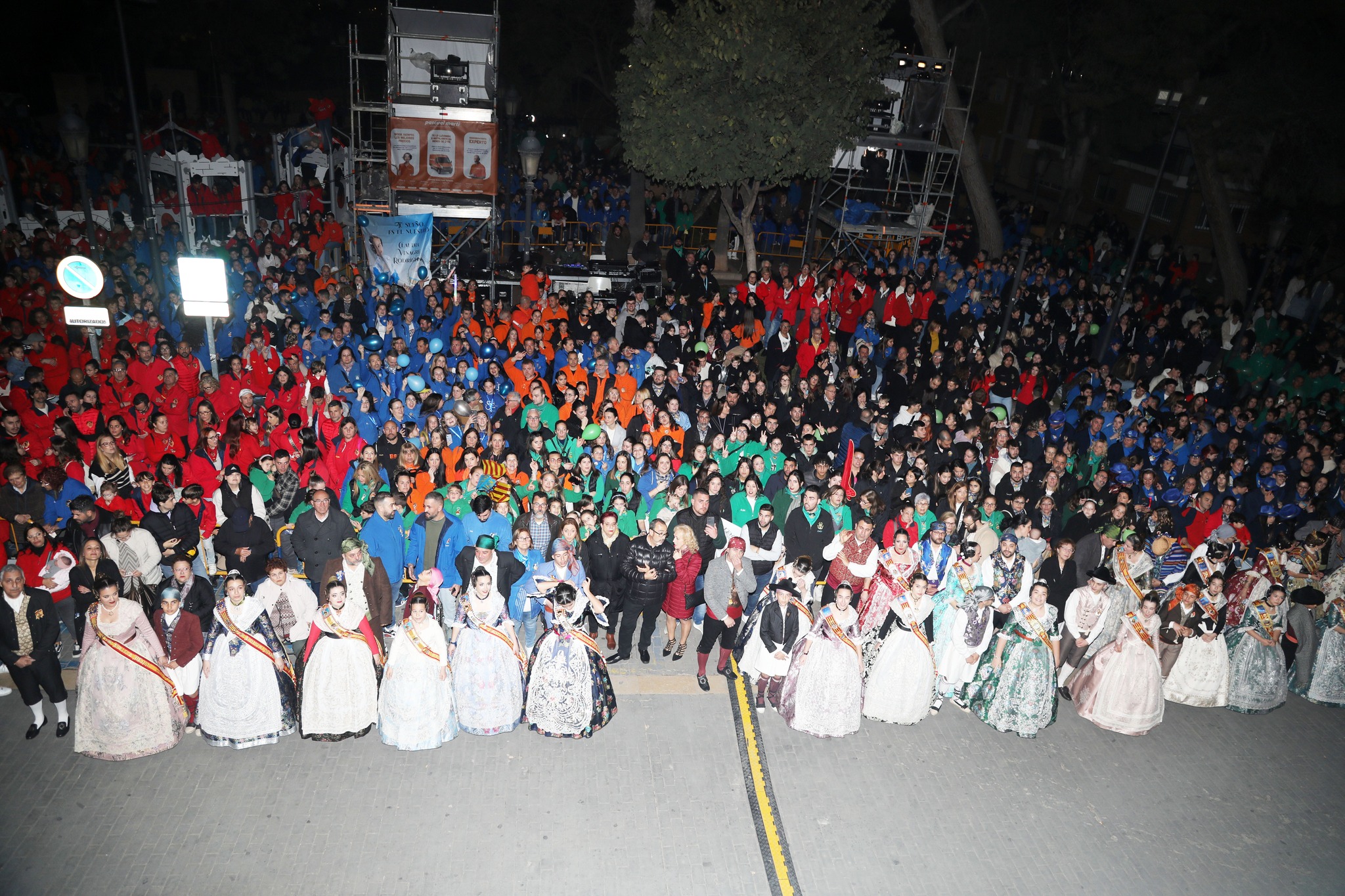 Multitud de personas en la Crida de Fallas en Manises