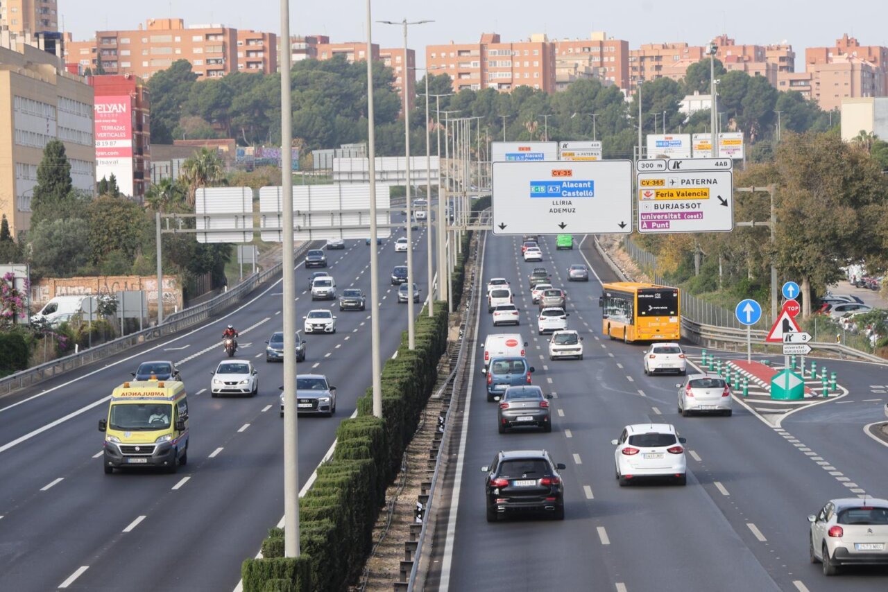 Vista de la carretera CV-35 con tráfico y señalización