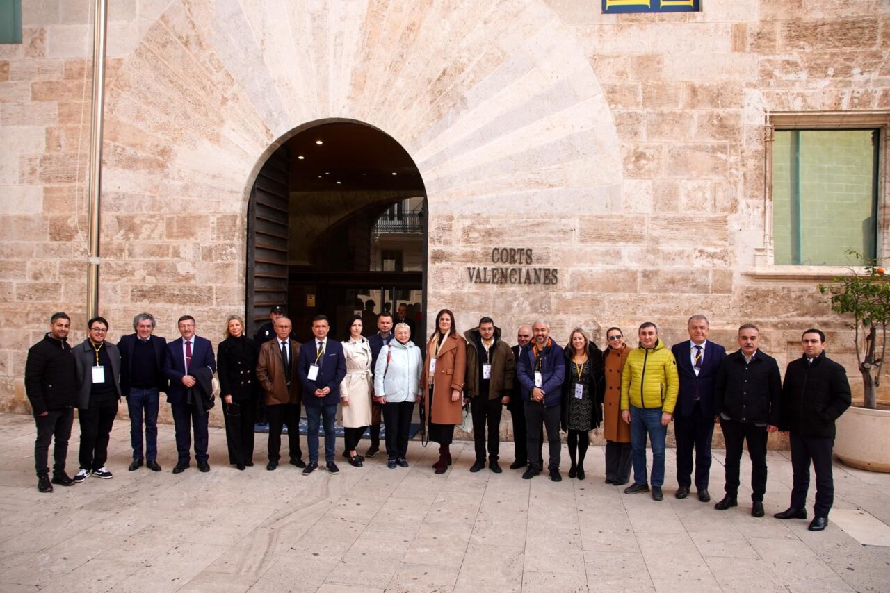 Delegación internacional en la entrada de las Corts Valencianes en Picassent
