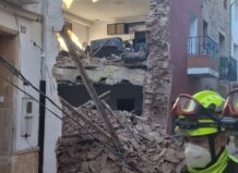 Desalojadas 25 personas tras el derrumbe de una vivienda en Puçol Derrumbe de una vivienda en Puçol con escombros visibles y un rescatista