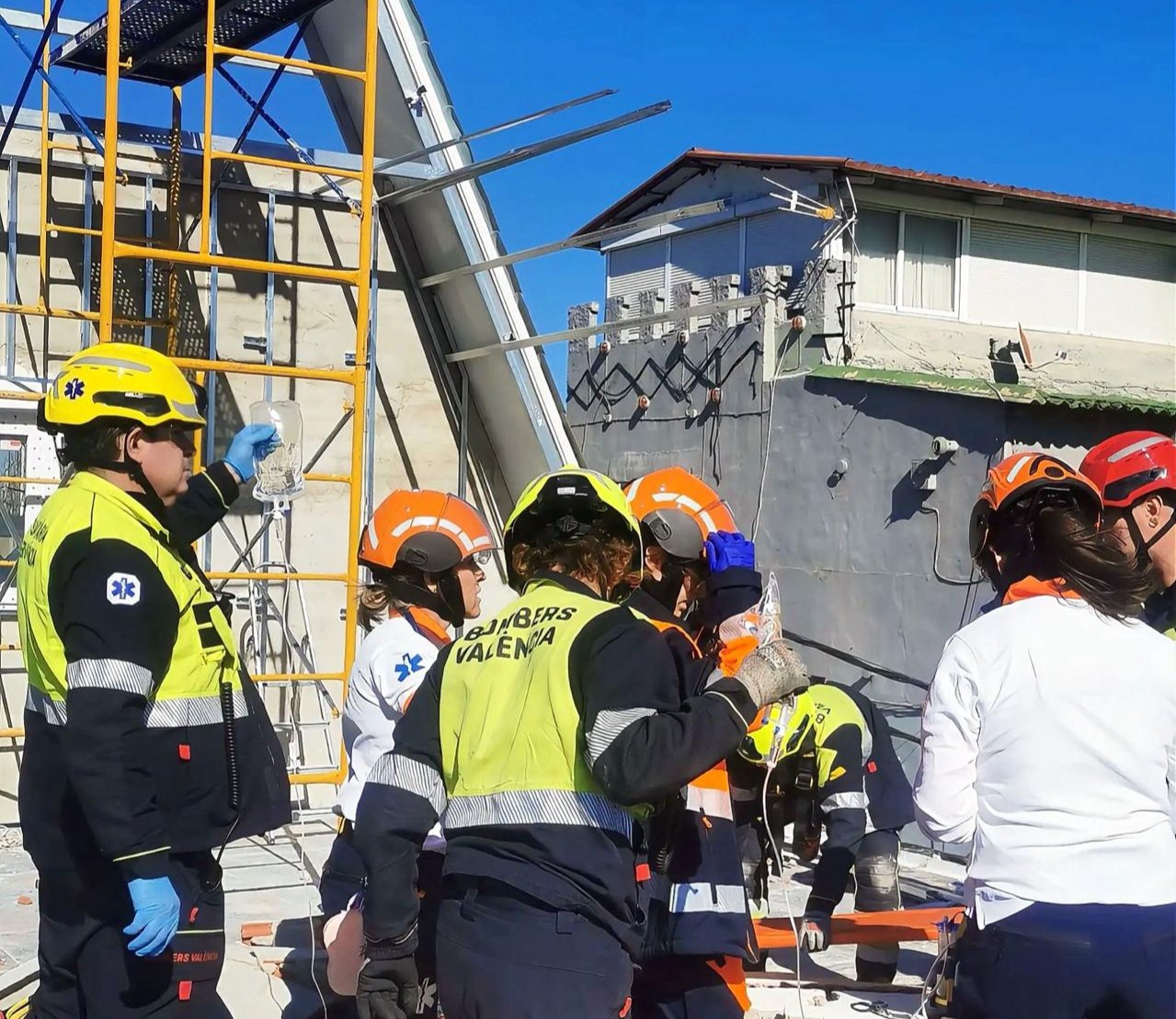 Rescatistas trabajando en el lugar de un derrumbe en El Saler