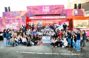 Grupo de mujeres en el evento 8ª VCV Féminas apoyando a la campeona.