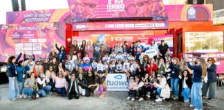 Grupo de mujeres en el evento 8ª VCV Féminas apoyando a la campeona.