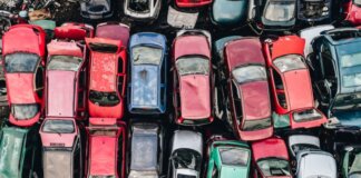 Vista aérea de coches en un desguace en Valencia