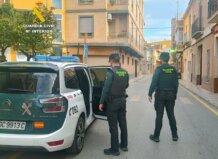 Agentes de la Guardia Civil en una calle de Silla durante una detención.