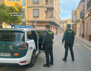 Agentes de la Guardia Civil en una calle de Silla durante una detención.
