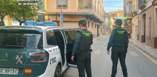 Agentes de la Guardia Civil en una calle de Silla durante una detención.