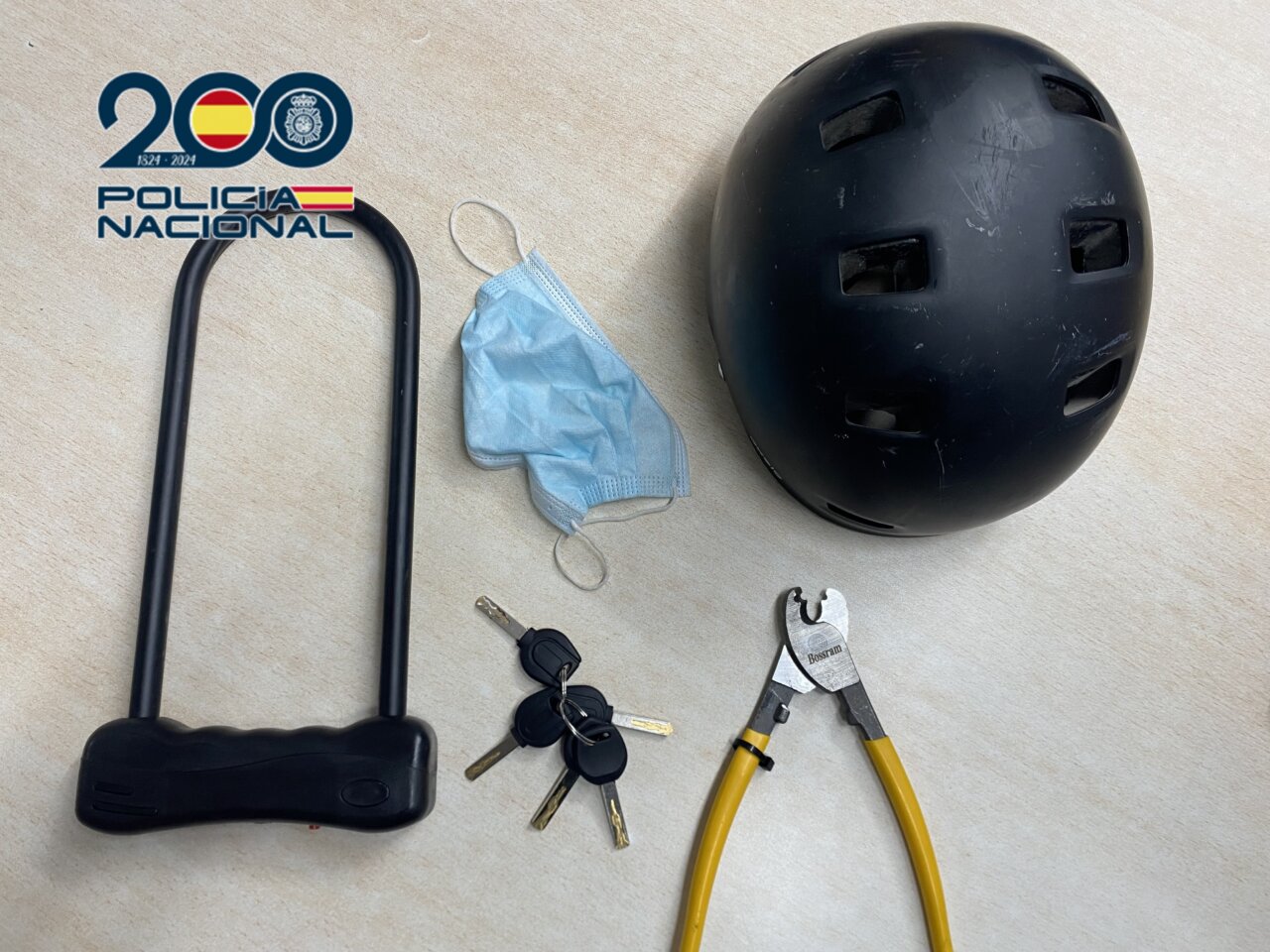 Objetos recuperados por la Policía Nacional tras detención de un joven por robo de patinetes eléctricos.