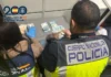 Agentes de la Policía Nacional revisando dinero en efectivo incautado