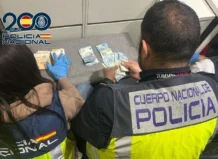 Agentes de la Policía Nacional revisando dinero en efectivo incautado