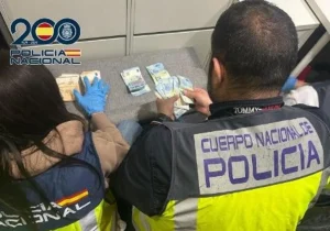 Agentes de la Policía Nacional revisando dinero en efectivo incautado