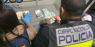 Agentes de la Policía Nacional revisando dinero en efectivo incautado