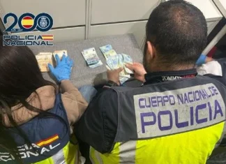 Agentes de la Policía Nacional revisando dinero en efectivo incautado