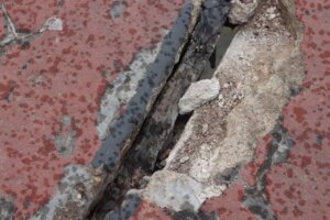 La pasarela peatonal sobre el río Turia presenta un grave deterioro.