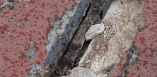 La pasarela peatonal sobre el río Turia presenta un grave deterioro.