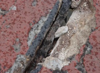 Xirivella denuncia el deterioro de la pasarela sobre el Turia que conecta con el barrio de la Luz y València La pasarela peatonal sobre el río Turia presenta un grave deterioro.