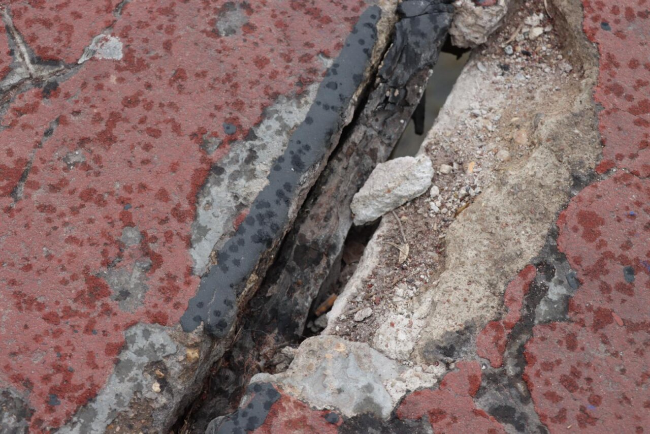 La pasarela peatonal sobre el río Turia presenta un grave deterioro.