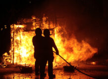 Bomberos trabajando para controlar un incendio durante las Fallas en València